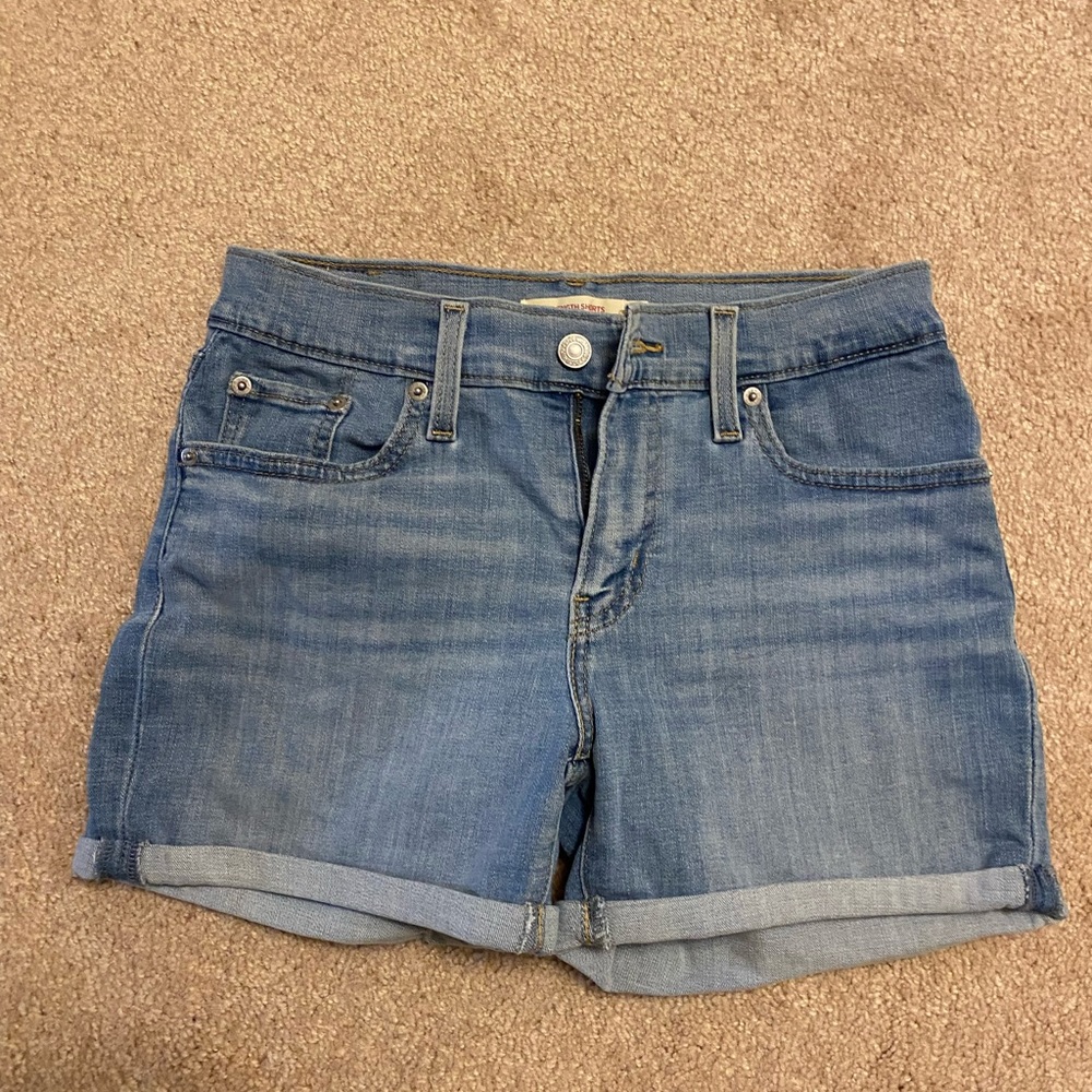 Levi mid rise shorts size 26, like new